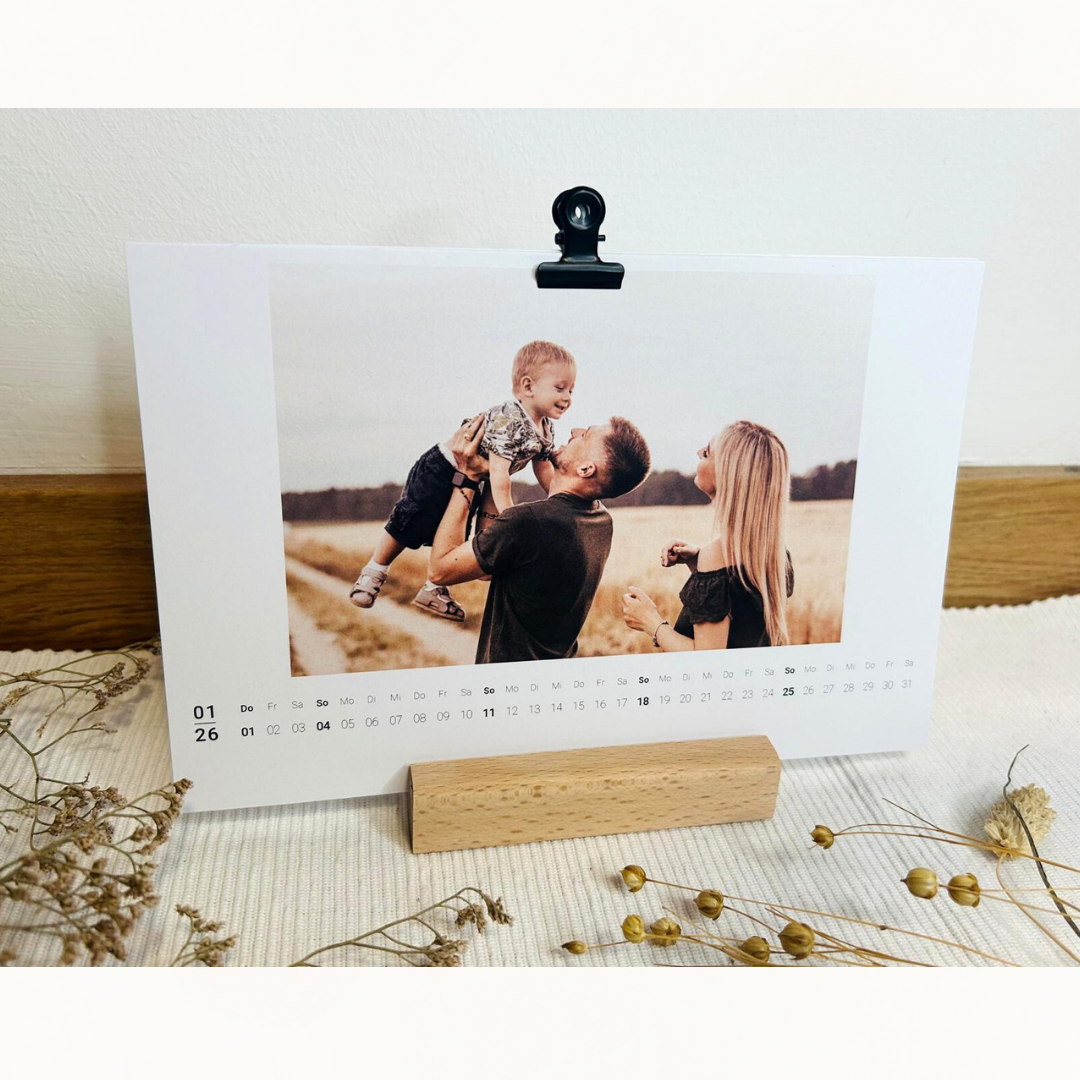 Personalisierter Fotokalender 2026 mit Holzfuß | Design 02